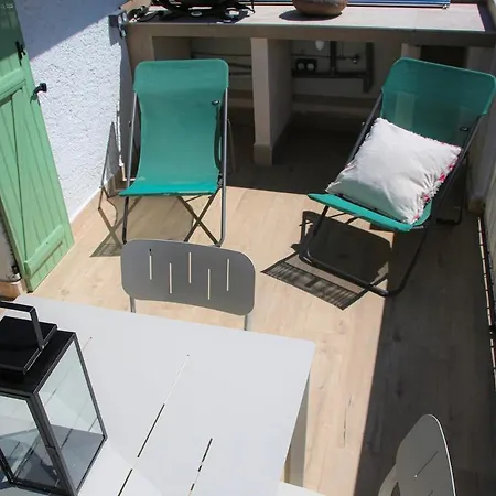 3p Avec Terrasse Dans La Vieille Antibes